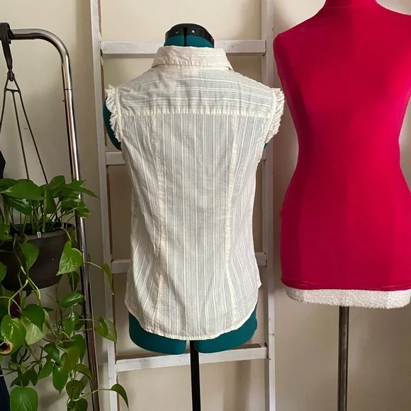 No Boundaries sleeveless button front ruffle top Small - Picture 2 of 6